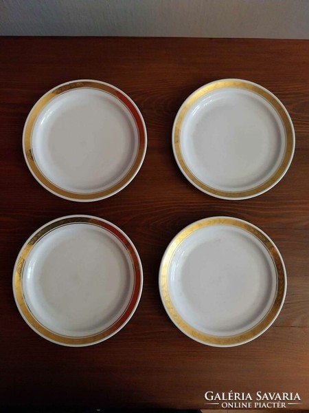 Zsolnay aranyozott szélű tányérok