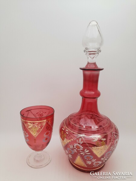 Antik festett rózsaszín fújt üveg dugóval, pohárral, 31,5 cm