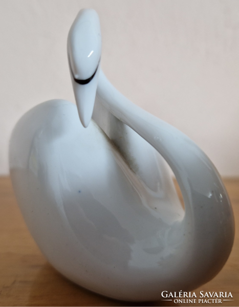 Hollóháza art deco porcelain swan, hand painted, in perfect condition, from display case