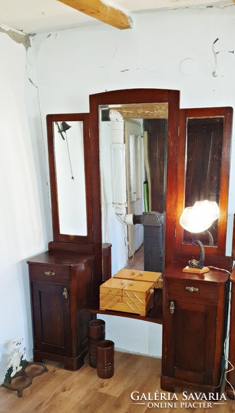 Toilet mirror, dressing table. 132 X 190 cm.