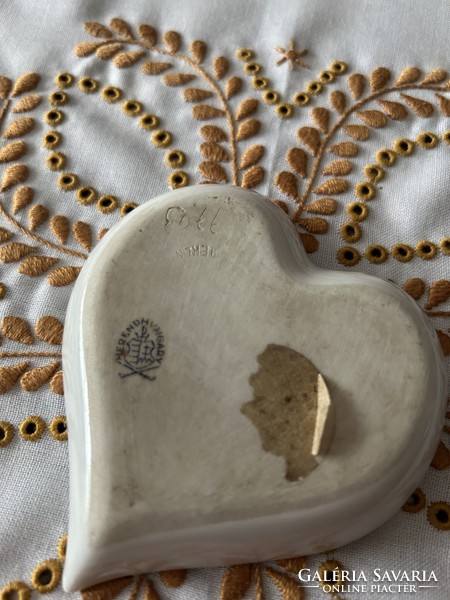 Heart-shaped bowl with Victoria pattern from Herend