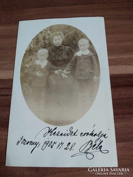 Antik fotólap, családi kép, édesanya két kisfiúval, 1905