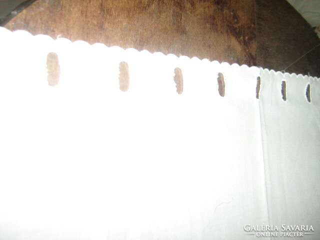 Gyönyörű hófehér virágos madeira vitrázs függöny