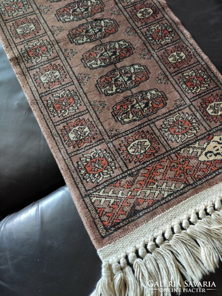 Rojtos perzsa mintás mokett kis szőnyeg Gönczi "Maxi" fotóművész hagyatékából