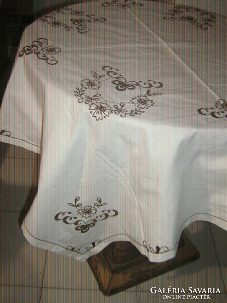 Tablecloth embroidered with beautiful brown