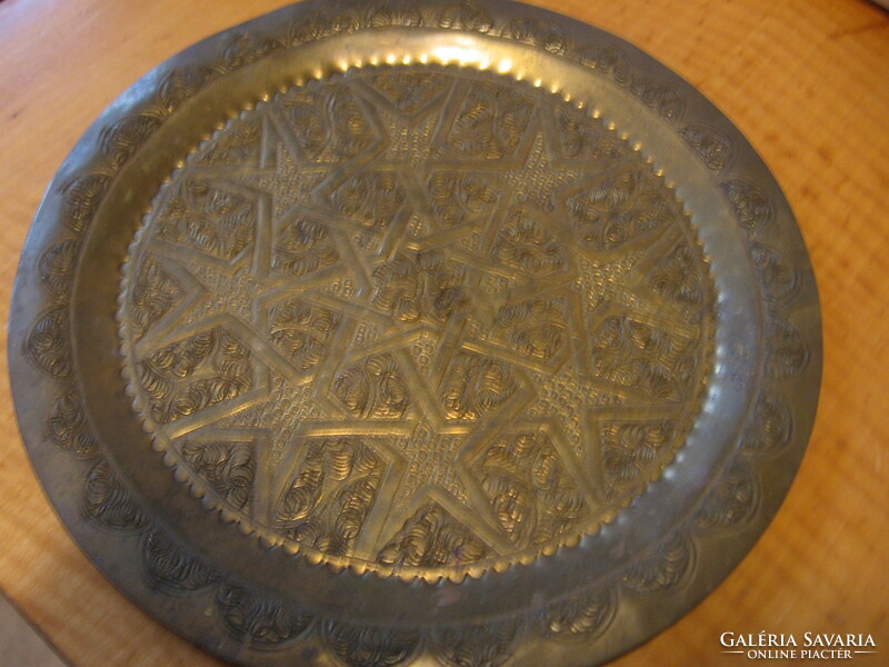 Perzsa , keleti mintás cizellált réz dísz tányér