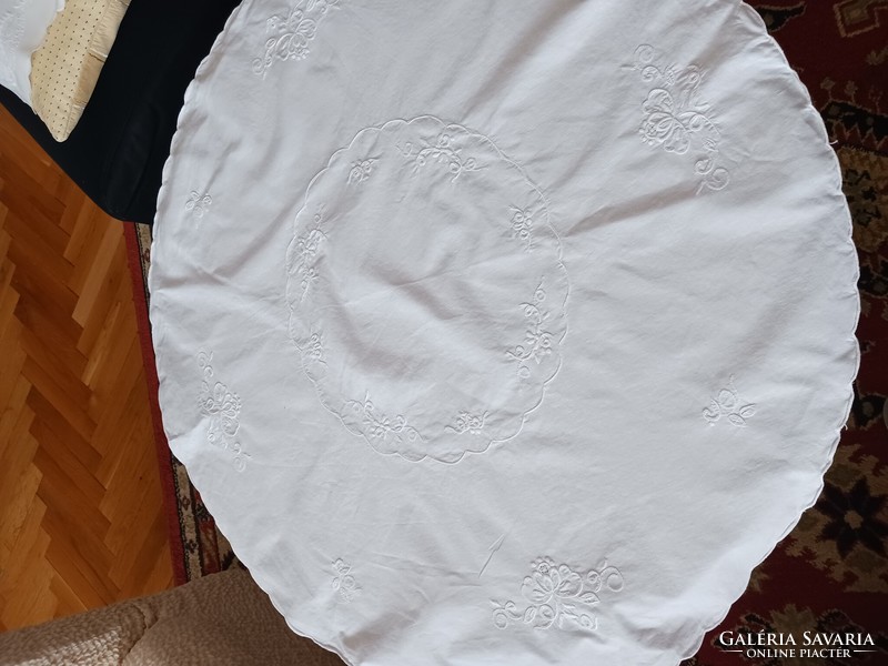 Hand-embroidered tablecloth with a diameter of 80 cm
