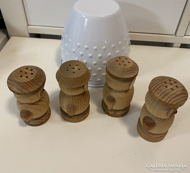 4 old salt and pepper shakers, spice shaker 9 cm from the owl collection (they were not used)