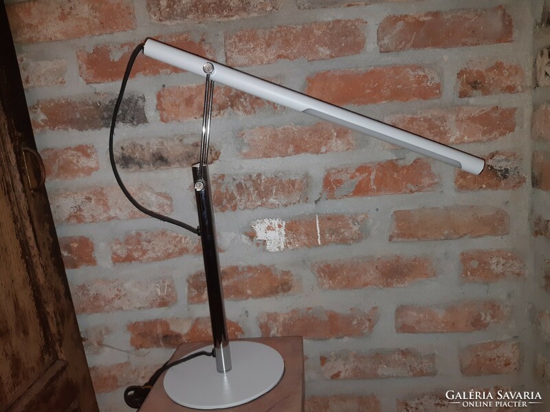 Metal frame table lamp