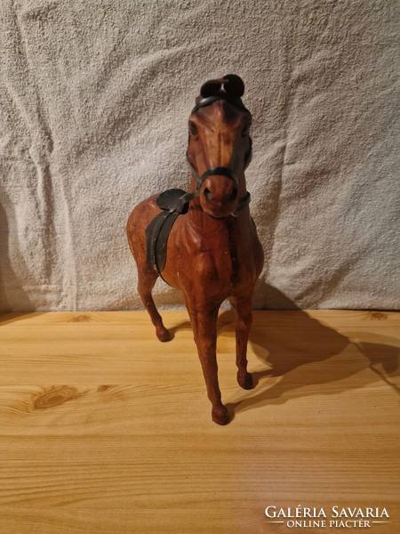 Bőr boritású ló szobor