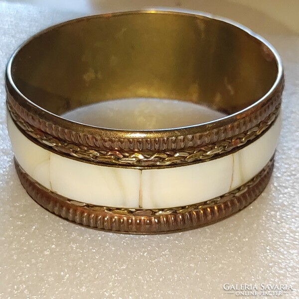 Beautiful wide shell shell decorated copper bracelet