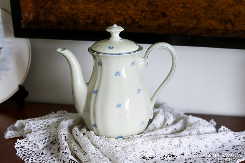Barokk jellegű, vintage teáskanna, napi használatra, 2 liter körüli űrtartalommal.