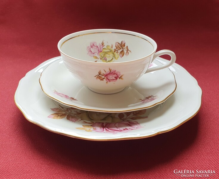Porcelán kávés teás reggeliző szett csésze csészealj kistányér tányér virág mintával