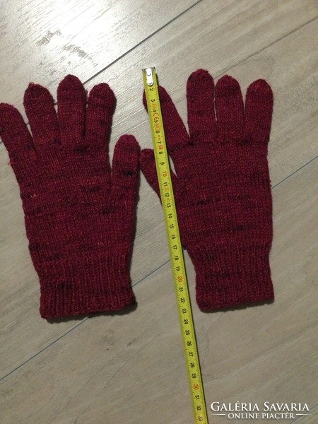 Hand-knitted cyclamen/purple gloves larger