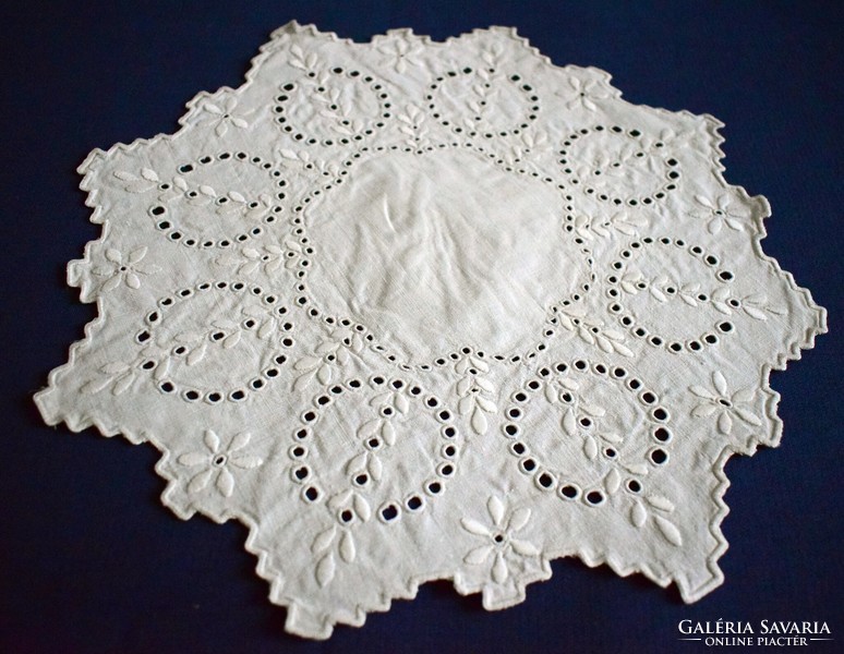 Madeira embroidery needlework linen lace tablecloth 31 cm