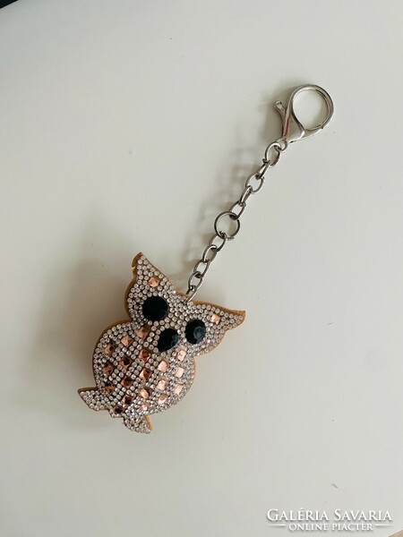 Owl key ring encrusted with crystals, the owl is 6 cm. Total length: 15 cm