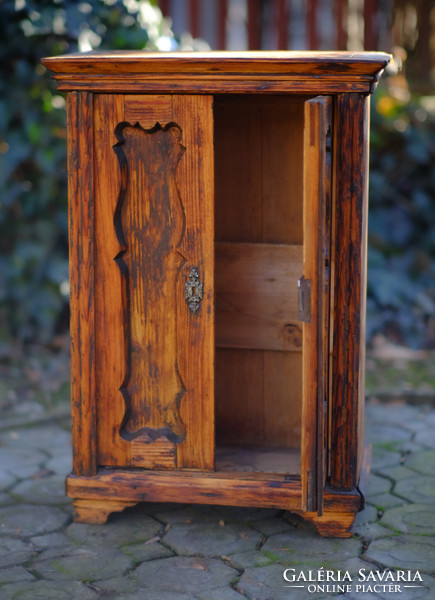 Small Biedermeier masterpiece or children's cabinet, made of pine, rare