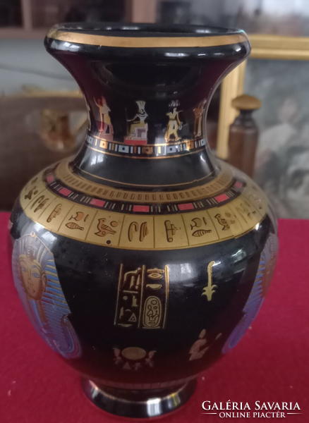 Egyiptomi motívumos váza