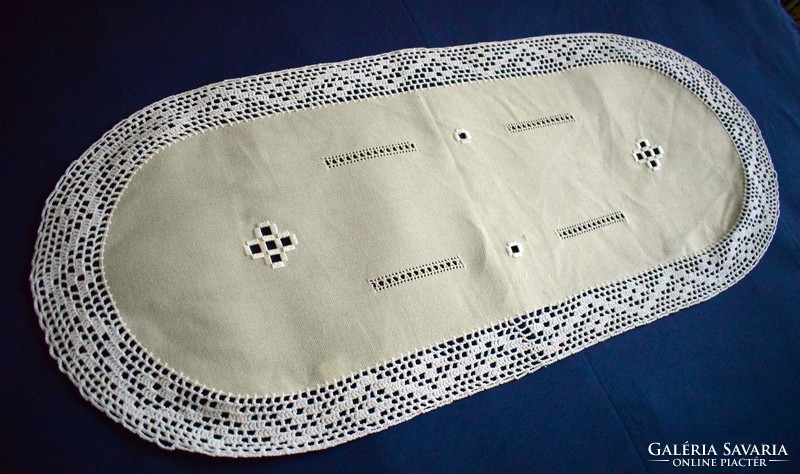 Table runner with a crocheted lace border, medium cm