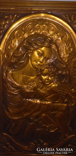 Bronze image of a mother with her child