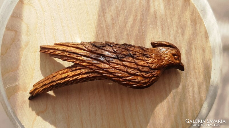 Fából faragott madár mintájú hajcsat franciacsat