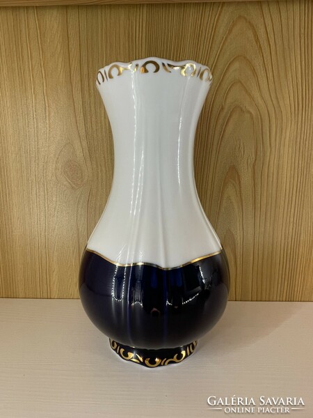 Vase of Zsolnay pompadour iii