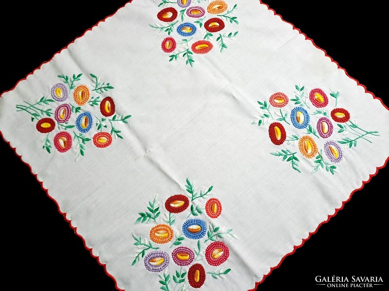 Tablecloth embroidered with straw flower pattern 57 x 57 cm