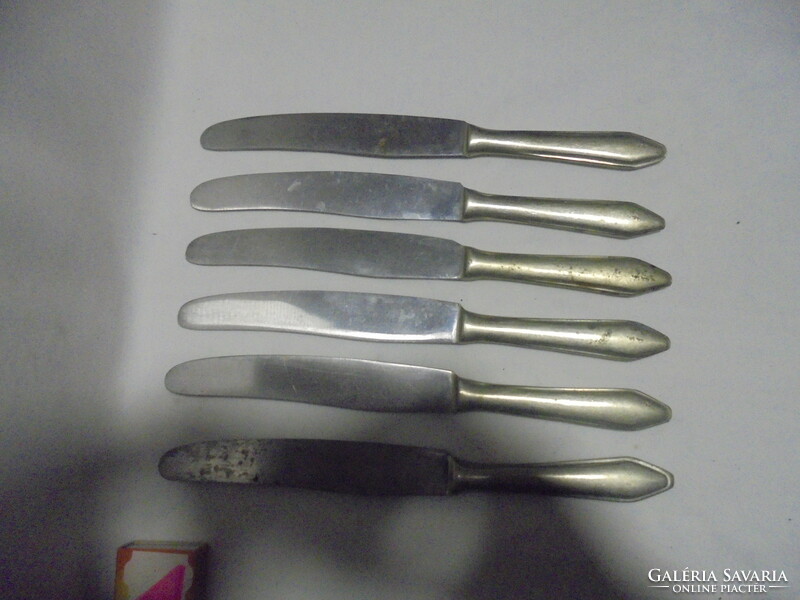 Hat darab régi kés, evőeszköz - öt "Nem rozsdásodó" egy "Acél" jelzéssel - együtt