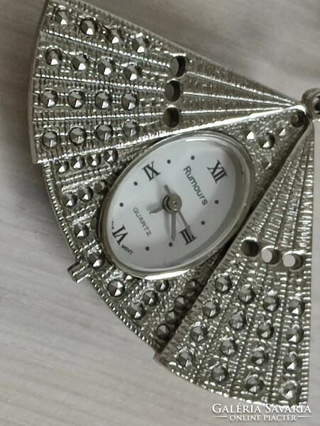 Small clock pendant necklace embedded in a silver-colored fan from the legacy of the photographer 