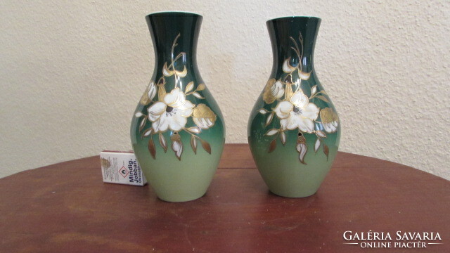Kézi festésű, aranyozott Wallendorf porcelán vázák
