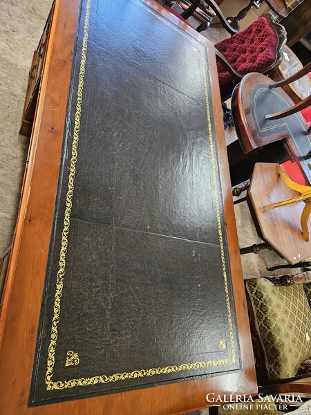 Angol íróasztal barna bőrlappal