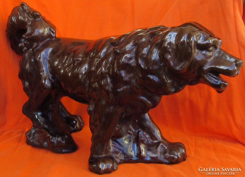 Large ceramic dog, length 36 cm, height 20 cm.