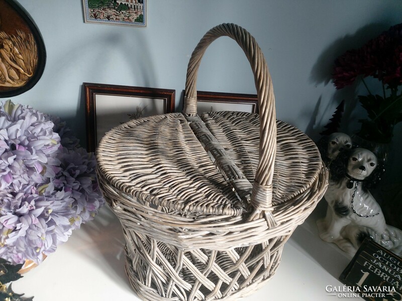 Beautiful, large picnic basket with a lid that can be opened on 2 sides, with a really nice pattern