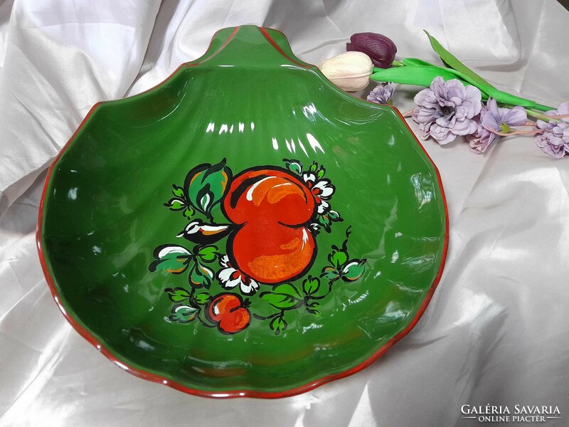 Shell-shaped folk ceramic bowl. 30 X 26 cm.