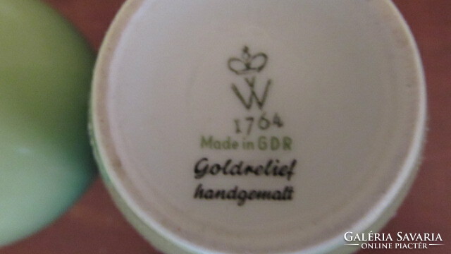 Kézi festésű, aranyozott Wallendorf porcelán vázák