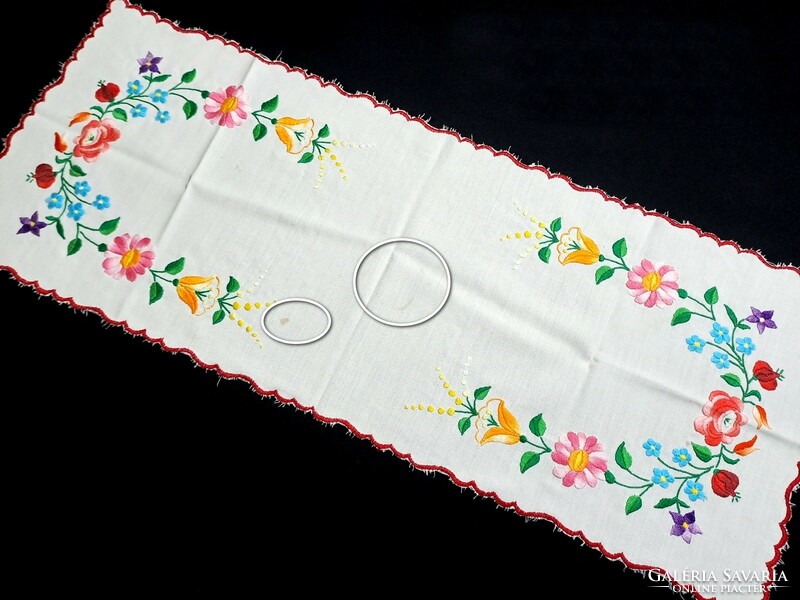 Tablecloth embroidered with a Kalocsa flower pattern, runner 81 x 32 cm