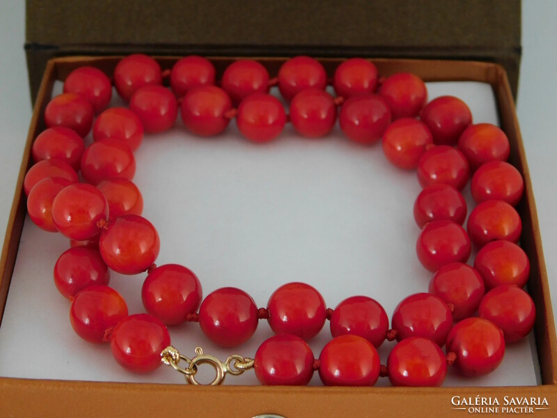 Coral necklace 14k gold, with 9.5 mm large stones