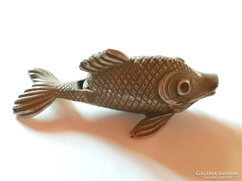 Openable, fish-shaped lucky ornament 647.