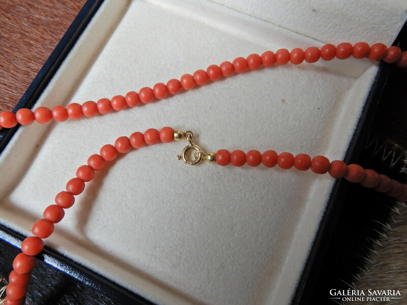 Antique noble coral pearl string with 18 carat gold clasp