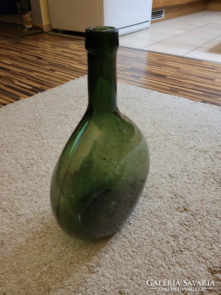 Régi óriási nagy zöld üveg, palack.
