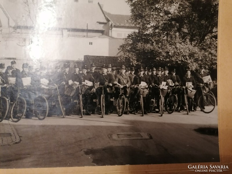 Kerékpáros postások fotó