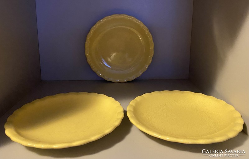 Ritka sárga gránit tányérok, csészealjak.