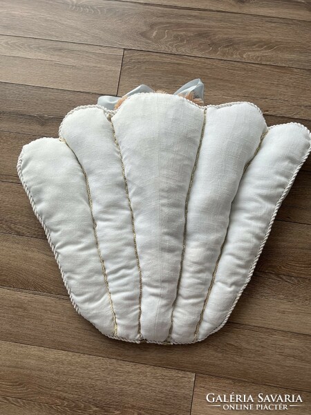Unique shell-shaped white pillow decorative pillow