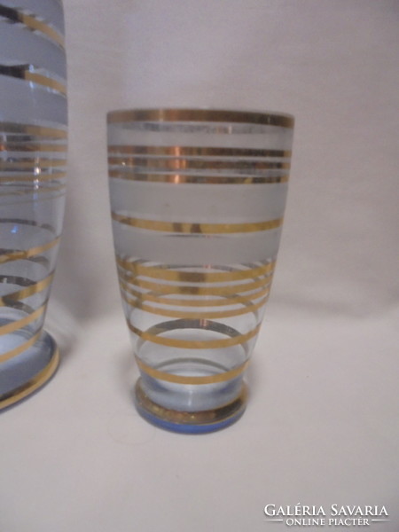 Régi halványkék, dúsan aranyozott üveg kancsó három pohárral