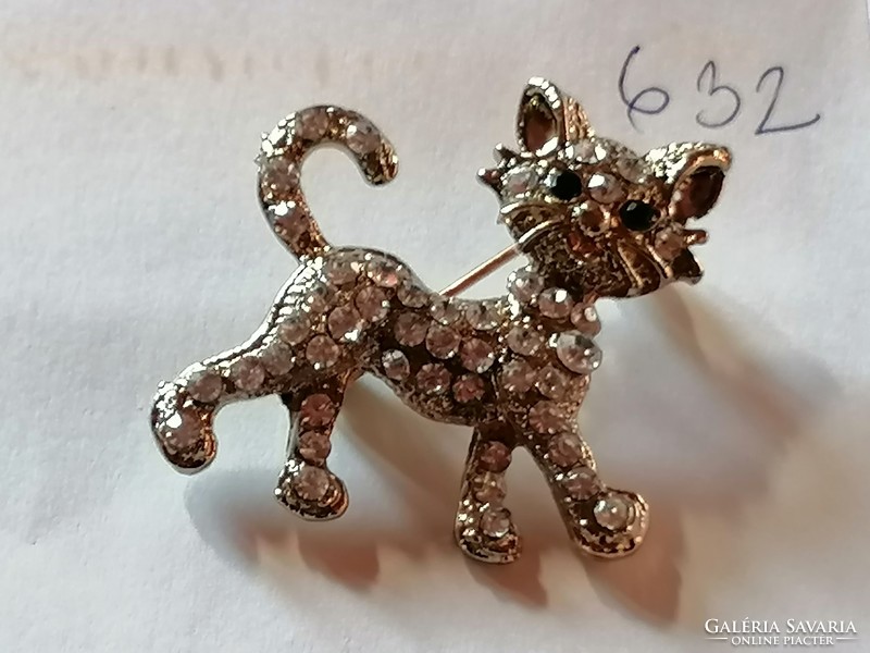Cute cat brooch decorated with sparkling stones 632.