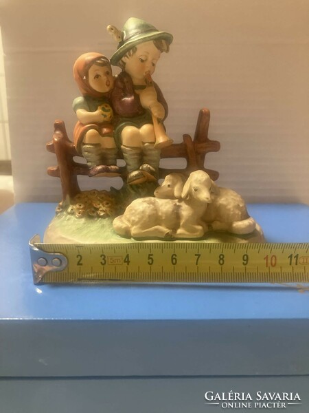 Nagyobb méretű , "Esti dal" c. nagyon szép , ritkább Goebel/Hummel figura