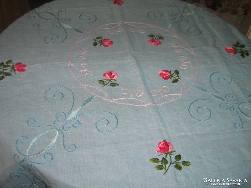 Gyönyörű vintage rózsás kézzel hímzett csipkés szélű világoskék filigrán terítő