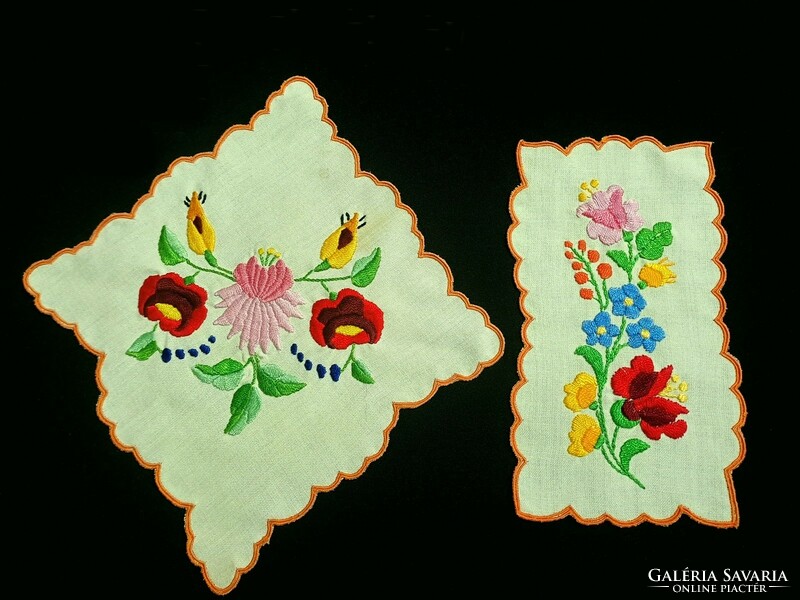 2 tablecloths embroidered with a Kalocsa flower pattern, 20 x 20 and 20 x 10 cm