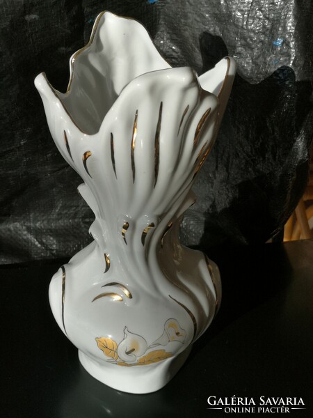 Gold-decorated floral porcelain vase, 28 cm high