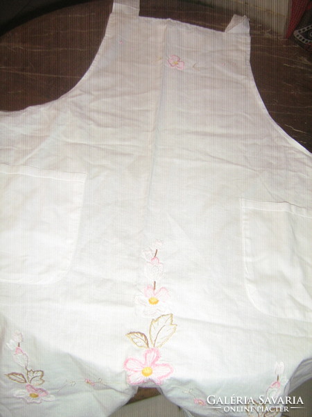 Beautiful white 2-pocket machine-embroidered ruffled apron